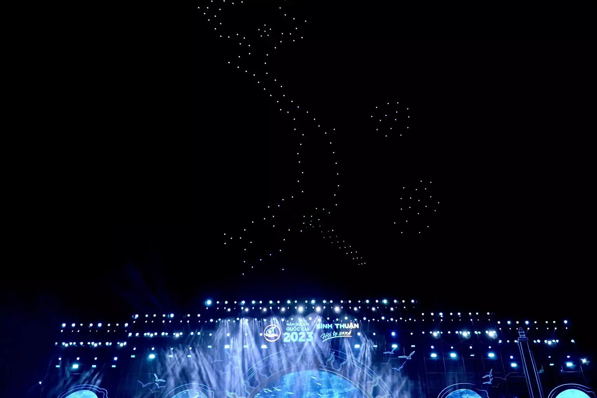 KHAI MÀN NĂM DU LỊCH QUỐC GIA 2023: MÃN NHÃN ĐẠI TIỆC ÁNH SÁNG DRONE SHOW %