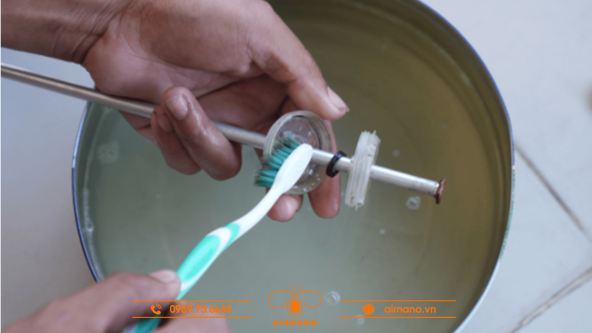 Dùng bàn chải để vệ sinh DJI T25